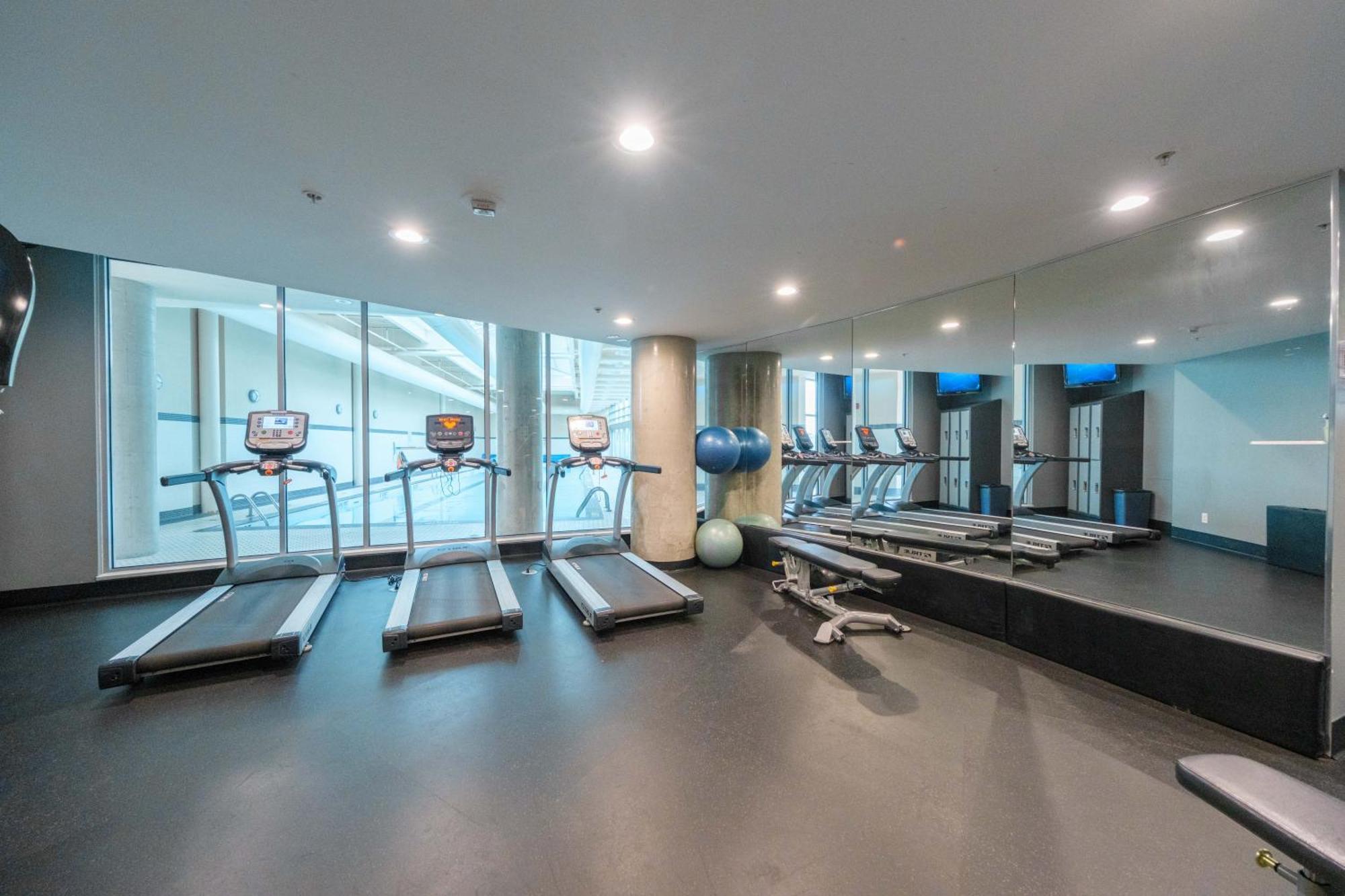 Central 1-Bedroom Apartment With Pool, Jacuzzi & Sauna Vancouver Luaran gambar